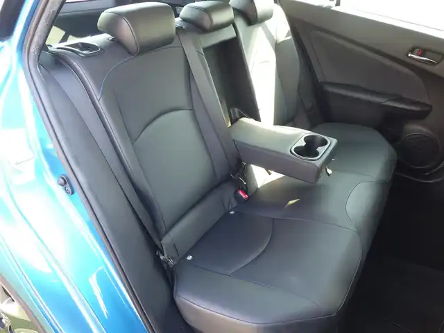 トヨタ プリウス S ツーリングセレクション 千葉県 2021(令3)年 5.6万km ブルーM Toyota Safety Sense/・プリクラッシュセーフティ/・レーンディパーチャーアラート/・オートハイビーム/・レーダークルーズコントロール/純正SDナビ/地デジTV/【DVD/CD再生機能　Bluetooth接続】/パノラミックビューモニター/ドライブレコーダー/前席シートヒーター/革巻きステアリング/ステアリングスイッチ/ETC/LEDヘッドライト/フォグライト/ウインカーミラー/クリアランスソナー/純正17インチアルミホイル/サイド/カーテンエアバッグ/スマートキー