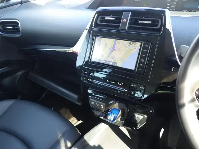 トヨタ プリウス S ツーリングセレクション 千葉県 2021(令3)年 5.6万km ブルーM Toyota Safety Sense/・プリクラッシュセーフティ/・レーンディパーチャーアラート/・オートハイビーム/・レーダークルーズコントロール/純正SDナビ/地デジTV/【DVD/CD再生機能　Bluetooth接続】/パノラミックビューモニター/ドライブレコーダー/前席シートヒーター/革巻きステアリング/ステアリングスイッチ/ETC/LEDヘッドライト/フォグライト/ウインカーミラー/クリアランスソナー/純正17インチアルミホイル/サイド/カーテンエアバッグ/スマートキー