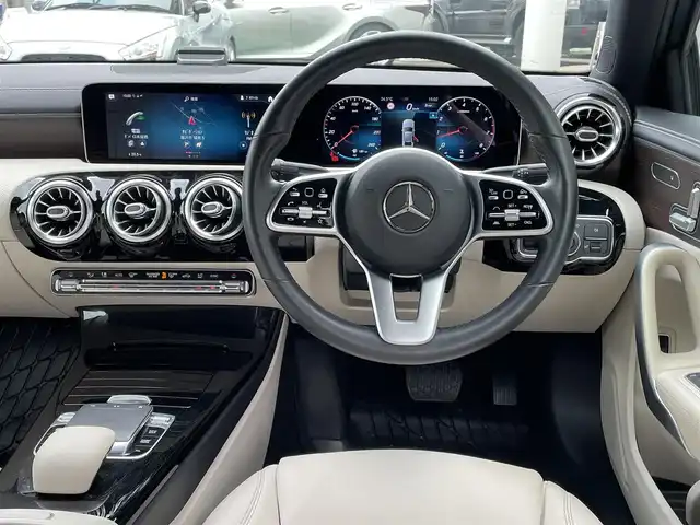 メルセデス・ベンツ Ａ２５０ 4MATIC 神奈川県 2019(令1)年 0.9万km マウンテングレー ワンオーナー/ナビゲーションパッケージ/レーダーセーフティパッケージ/レザーエクスクルーシブパッケージ/パノラミックスライディングルーフ/LEDヘッドライト/前席シートヒーター/パワーシート/アンビエントライト/フルセグTV/バックカメラ/ETC2.0/スマートキー×2/保証書/取扱説明書