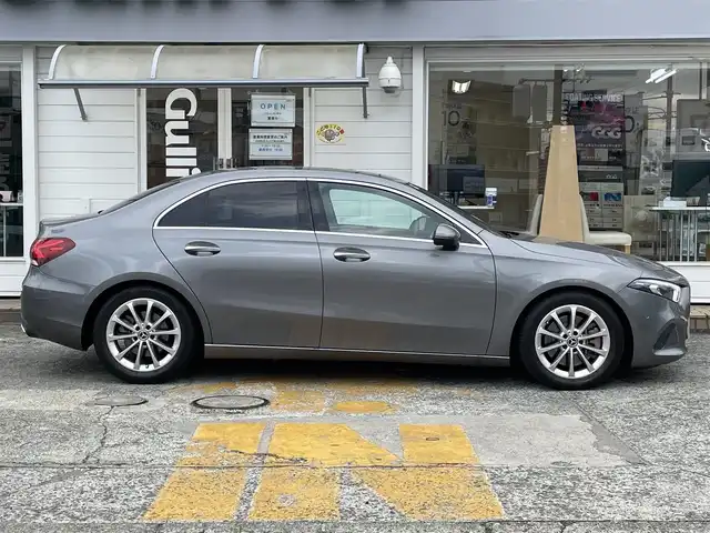 メルセデス・ベンツ Ａ２５０ 4MATIC 神奈川県 2019(令1)年 0.9万km マウンテングレー ワンオーナー/ナビゲーションパッケージ/レーダーセーフティパッケージ/レザーエクスクルーシブパッケージ/パノラミックスライディングルーフ/LEDヘッドライト/前席シートヒーター/パワーシート/アンビエントライト/フルセグTV/バックカメラ/ETC2.0/スマートキー×2/保証書/取扱説明書