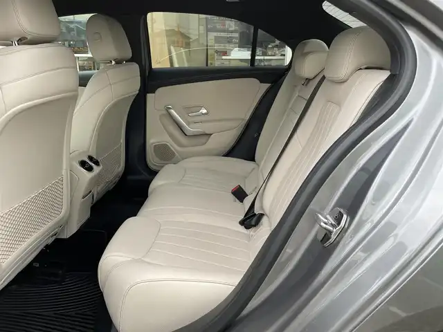 メルセデス・ベンツ Ａ２５０ 4MATIC 神奈川県 2019(令1)年 0.9万km マウンテングレー ワンオーナー/ナビゲーションパッケージ/レーダーセーフティパッケージ/レザーエクスクルーシブパッケージ/パノラミックスライディングルーフ/LEDヘッドライト/前席シートヒーター/パワーシート/アンビエントライト/フルセグTV/バックカメラ/ETC2.0/スマートキー×2/保証書/取扱説明書