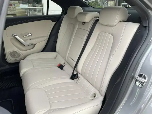 メルセデス・ベンツ Ａ２５０ 4MATIC 神奈川県 2019(令1)年 0.9万km マウンテングレー ワンオーナー/ナビゲーションパッケージ/レーダーセーフティパッケージ/レザーエクスクルーシブパッケージ/パノラミックスライディングルーフ/LEDヘッドライト/前席シートヒーター/パワーシート/アンビエントライト/フルセグTV/バックカメラ/ETC2.0/スマートキー×2/保証書/取扱説明書