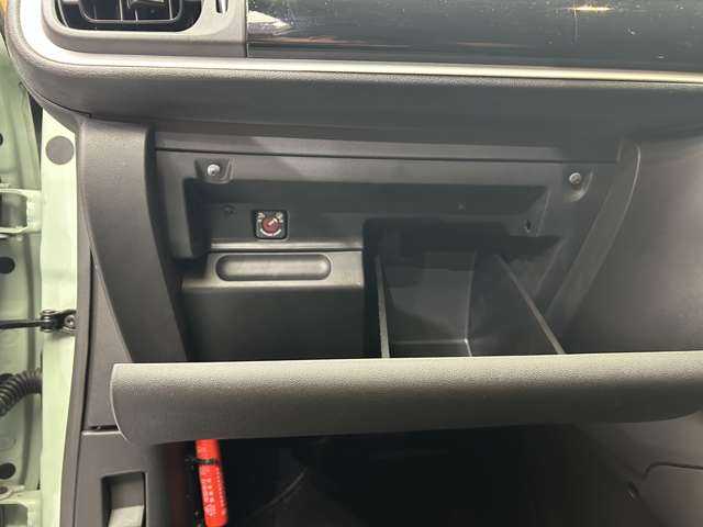 シトロエン Ｃ３ フィール 千葉県 2017(平29)年 2.1万km アーモンドグリーン クルーズコントロール　/ディスプレイオーディオ　/Ｂｌｕｅｔｏｏｔｈ接続　/ブラックドアミラー　/アクティブセーフティブレーキ　/ドライバーアテンションアラート　/ディスタンスアラート　/ＥＴＣ