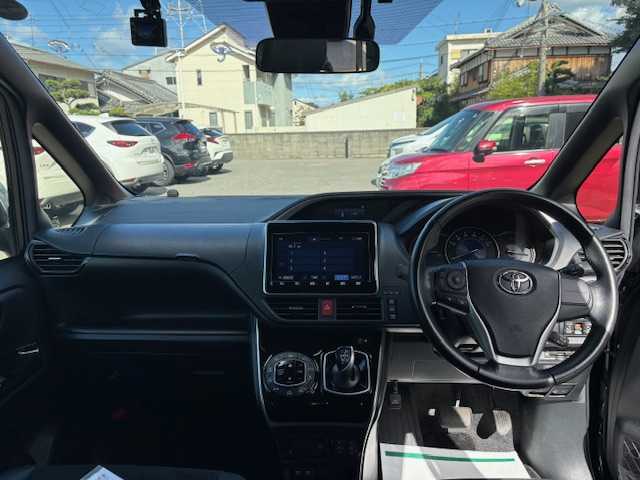 トヨタ ヴォクシー ハイブリッド ZS 煌Ⅲ 大阪府 2021(令3)年 4.4万km イナズマスパーキングブラックガラスフレーク 純正9インチナビ(BT/フルセグ/DVD)/バックカメラ/フリップダウンモニター/衝突被害軽減システム/クルーズコントロール/レーンキープアシスト/コーナーセンサー/両側パワースライドドア/ハーフレザーシート/シートヒーター/ETC/LEDヘッドライト/オートライト/オートマチックハイビーム/ドライブレコーダー/社外フロアマット/社外アルミホイール/スペアキー