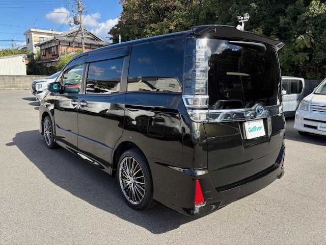 トヨタ ヴォクシー ハイブリッド ZS 煌Ⅲ 大阪府 2021(令3)年 4.4万km イナズマスパーキングブラックガラスフレーク 純正9インチナビ(BT/フルセグ/DVD)/バックカメラ/フリップダウンモニター/衝突被害軽減システム/クルーズコントロール/レーンキープアシスト/コーナーセンサー/両側パワースライドドア/ハーフレザーシート/シートヒーター/ETC/LEDヘッドライト/オートライト/オートマチックハイビーム/ドライブレコーダー/社外フロアマット/社外アルミホイール/スペアキー