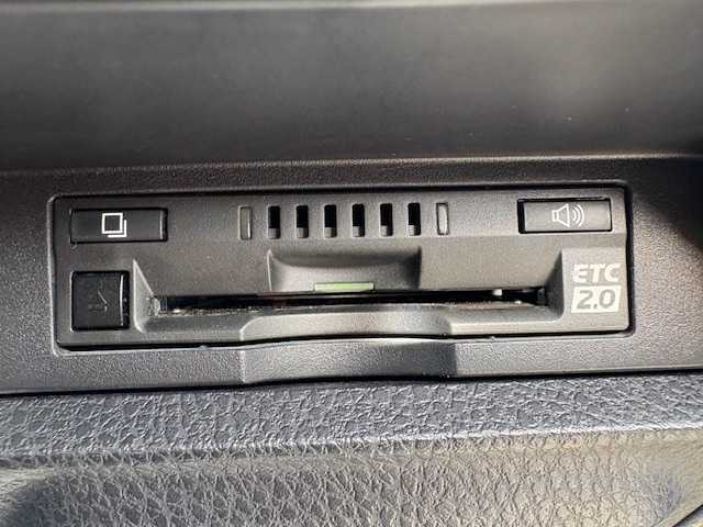 トヨタ ヴォクシー ハイブリッド ZS 煌Ⅲ 大阪府 2021(令3)年 4.4万km イナズマスパーキングブラックガラスフレーク 純正9インチナビ(BT/フルセグ/DVD)/バックカメラ/フリップダウンモニター/衝突被害軽減システム/クルーズコントロール/レーンキープアシスト/コーナーセンサー/両側パワースライドドア/ハーフレザーシート/シートヒーター/ETC/LEDヘッドライト/オートライト/オートマチックハイビーム/ドライブレコーダー/社外フロアマット/社外アルミホイール/スペアキー