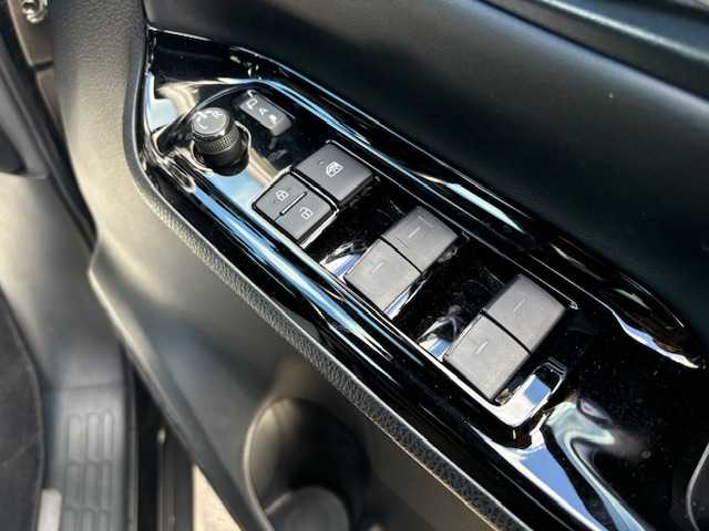 トヨタ ヴォクシー ハイブリッド ZS 煌Ⅲ 大阪府 2021(令3)年 4.4万km イナズマスパーキングブラックガラスフレーク 純正9インチナビ(BT/フルセグ/DVD)/バックカメラ/フリップダウンモニター/衝突被害軽減システム/クルーズコントロール/レーンキープアシスト/コーナーセンサー/両側パワースライドドア/ハーフレザーシート/シートヒーター/ETC/LEDヘッドライト/オートライト/オートマチックハイビーム/ドライブレコーダー/社外フロアマット/社外アルミホイール/スペアキー