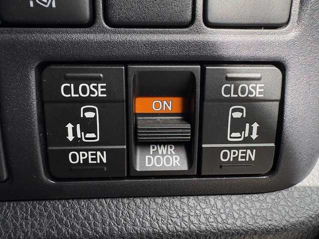 トヨタ ヴォクシー ハイブリッド ZS 煌Ⅲ 大阪府 2021(令3)年 4.4万km イナズマスパーキングブラックガラスフレーク 純正9インチナビ(BT/フルセグ/DVD)/バックカメラ/フリップダウンモニター/衝突被害軽減システム/クルーズコントロール/レーンキープアシスト/コーナーセンサー/両側パワースライドドア/ハーフレザーシート/シートヒーター/ETC/LEDヘッドライト/オートライト/オートマチックハイビーム/ドライブレコーダー/社外フロアマット/社外アルミホイール/スペアキー