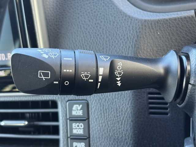 トヨタ ヴォクシー ハイブリッド ZS 煌Ⅲ 大阪府 2021(令3)年 4.4万km イナズマスパーキングブラックガラスフレーク 純正9インチナビ(BT/フルセグ/DVD)/バックカメラ/フリップダウンモニター/衝突被害軽減システム/クルーズコントロール/レーンキープアシスト/コーナーセンサー/両側パワースライドドア/ハーフレザーシート/シートヒーター/ETC/LEDヘッドライト/オートライト/オートマチックハイビーム/ドライブレコーダー/社外フロアマット/社外アルミホイール/スペアキー