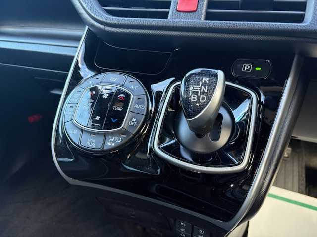 トヨタ ヴォクシー ハイブリッド ZS 煌Ⅲ 大阪府 2021(令3)年 4.4万km イナズマスパーキングブラックガラスフレーク 純正9インチナビ(BT/フルセグ/DVD)/バックカメラ/フリップダウンモニター/衝突被害軽減システム/クルーズコントロール/レーンキープアシスト/コーナーセンサー/両側パワースライドドア/ハーフレザーシート/シートヒーター/ETC/LEDヘッドライト/オートライト/オートマチックハイビーム/ドライブレコーダー/社外フロアマット/社外アルミホイール/スペアキー