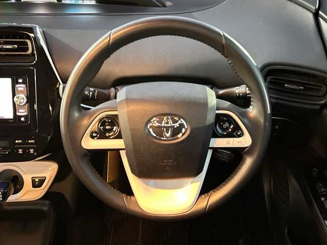 トヨタ プリウス S 山梨県 2016(平28)年 5.6万km アティチュードブラックマイカ 社外ナビ/フルセグ　/スマートキー　/ＬＥＤライト　/フォグランプ　/オートライト　/横滑り防止機能　/衝突軽減ブレーキ　/レーントレーシングアシスト　/レーダークルーズコントロール　/オートマチックハイビーム