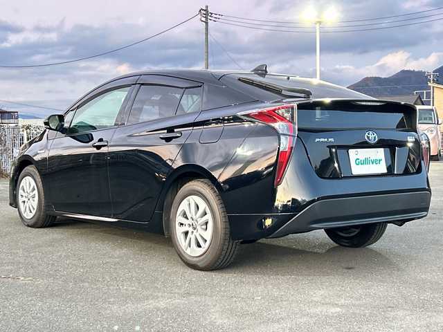 トヨタ プリウス S 山梨県 2016(平28)年 5.6万km アティチュードブラックマイカ 社外ナビ/フルセグ　/スマートキー　/ＬＥＤライト　/フォグランプ　/オートライト　/横滑り防止機能　/衝突軽減ブレーキ　/レーントレーシングアシスト　/レーダークルーズコントロール　/オートマチックハイビーム