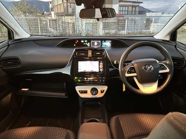 トヨタ プリウス S 山梨県 2016(平28)年 5.6万km アティチュードブラックマイカ 社外ナビ/フルセグ　/スマートキー　/ＬＥＤライト　/フォグランプ　/オートライト　/横滑り防止機能　/衝突軽減ブレーキ　/レーントレーシングアシスト　/レーダークルーズコントロール　/オートマチックハイビーム