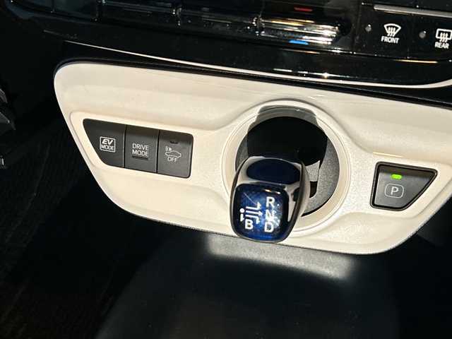 トヨタ プリウス S 山梨県 2016(平28)年 5.6万km アティチュードブラックマイカ 社外ナビ/フルセグ　/スマートキー　/ＬＥＤライト　/フォグランプ　/オートライト　/横滑り防止機能　/衝突軽減ブレーキ　/レーントレーシングアシスト　/レーダークルーズコントロール　/オートマチックハイビーム