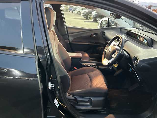 トヨタ プリウス S 山梨県 2016(平28)年 5.6万km アティチュードブラックマイカ 社外ナビ/フルセグ　/スマートキー　/ＬＥＤライト　/フォグランプ　/オートライト　/横滑り防止機能　/衝突軽減ブレーキ　/レーントレーシングアシスト　/レーダークルーズコントロール　/オートマチックハイビーム