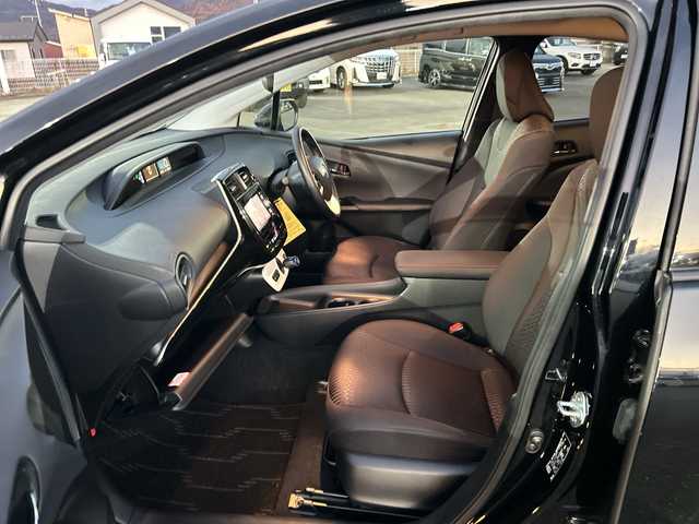 トヨタ プリウス S 山梨県 2016(平28)年 5.6万km アティチュードブラックマイカ 社外ナビ/フルセグ　/スマートキー　/ＬＥＤライト　/フォグランプ　/オートライト　/横滑り防止機能　/衝突軽減ブレーキ　/レーントレーシングアシスト　/レーダークルーズコントロール　/オートマチックハイビーム