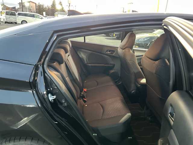 トヨタ プリウス S 山梨県 2016(平28)年 5.6万km アティチュードブラックマイカ 社外ナビ/フルセグ　/スマートキー　/ＬＥＤライト　/フォグランプ　/オートライト　/横滑り防止機能　/衝突軽減ブレーキ　/レーントレーシングアシスト　/レーダークルーズコントロール　/オートマチックハイビーム