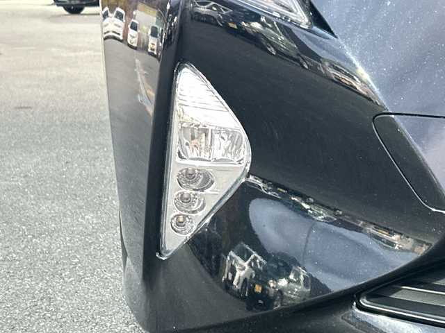 トヨタ プリウス S 山梨県 2016(平28)年 5.6万km アティチュードブラックマイカ 社外ナビ/フルセグ　/スマートキー　/ＬＥＤライト　/フォグランプ　/オートライト　/横滑り防止機能　/衝突軽減ブレーキ　/レーントレーシングアシスト　/レーダークルーズコントロール　/オートマチックハイビーム