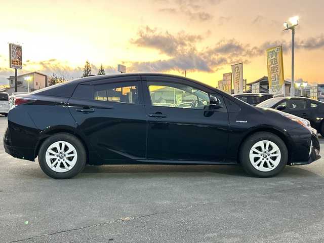 トヨタ プリウス S 山梨県 2016(平28)年 5.6万km アティチュードブラックマイカ 社外ナビ/フルセグ　/スマートキー　/ＬＥＤライト　/フォグランプ　/オートライト　/横滑り防止機能　/衝突軽減ブレーキ　/レーントレーシングアシスト　/レーダークルーズコントロール　/オートマチックハイビーム
