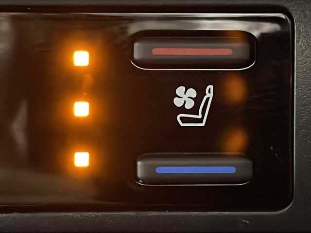 トヨタ ＲＡＶ４ アドベンチャー オフロードPKG 広島県 2021(令3)年 4.9万km スーパーホワイトⅡ ALPINE９型ナビ　/レーダークルーズコントロール　/バックカメラ　/フルセグ　/シートヒーター　/エアシート　/パワーシート　/レーンキープアシスト　/オートハイビーム　/衝突軽減ブレーキ　/ステアリングヒーター/純正18インチアルミホイール(225/60/R18)/エアバック（運転席/助手席/サイド/カーテン）