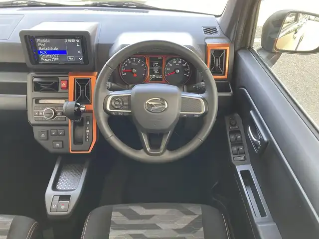 ダイハツ タフト G 兵庫県 2023(令5)年 1.7万km フォレストカーキメタリック ワンオーナー/社外ディスプレイオーディオ(FH-8500DVS)/CD/DVD/Bluetooth/FM/AM/バックカメラ/ETC/ガラスルーフ/衝突被害軽減ブレーキ/車線逸脱警報/先行車発進告知/ふらつき警報/ロードサインアシスト/LEDヘッドライト/フォグランプ/オートライト/前後クリアランスソナー/D/N シートヒーター/ステアリングスイッチ/プッシュスタート/電格ミラー/ルーフレール/革巻きステアリング/アイドリングストップ/横滑り防止装置/ISOFIX/ドアバイザー/フロアマット/スペアキー1本/新車時保証書/取扱説明書
