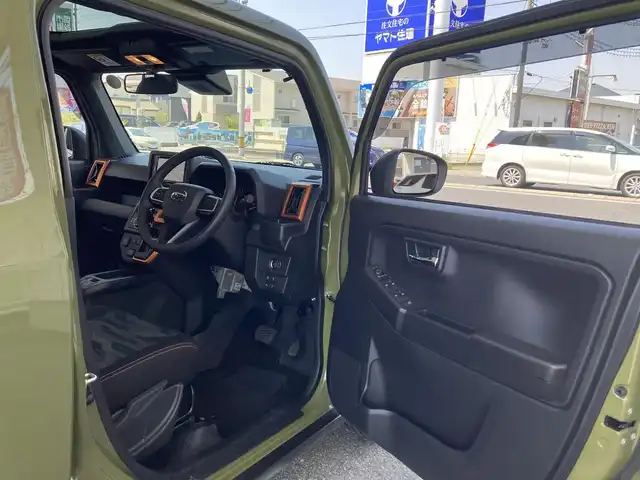 ダイハツ タフト G 兵庫県 2023(令5)年 1.7万km フォレストカーキメタリック ワンオーナー/社外ディスプレイオーディオ(FH-8500DVS)/CD/DVD/Bluetooth/FM/AM/バックカメラ/ETC/ガラスルーフ/衝突被害軽減ブレーキ/車線逸脱警報/先行車発進告知/ふらつき警報/ロードサインアシスト/LEDヘッドライト/フォグランプ/オートライト/前後クリアランスソナー/D/N シートヒーター/ステアリングスイッチ/プッシュスタート/電格ミラー/ルーフレール/革巻きステアリング/アイドリングストップ/横滑り防止装置/ISOFIX/ドアバイザー/フロアマット/スペアキー1本/新車時保証書/取扱説明書