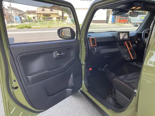 ダイハツ タフト G 兵庫県 2023(令5)年 1.7万km フォレストカーキメタリック ワンオーナー/社外ディスプレイオーディオ(FH-8500DVS)/CD/DVD/Bluetooth/FM/AM/バックカメラ/ETC/ガラスルーフ/衝突被害軽減ブレーキ/車線逸脱警報/先行車発進告知/ふらつき警報/ロードサインアシスト/LEDヘッドライト/フォグランプ/オートライト/前後クリアランスソナー/D/N シートヒーター/ステアリングスイッチ/プッシュスタート/電格ミラー/ルーフレール/革巻きステアリング/アイドリングストップ/横滑り防止装置/ISOFIX/ドアバイザー/フロアマット/スペアキー1本/新車時保証書/取扱説明書