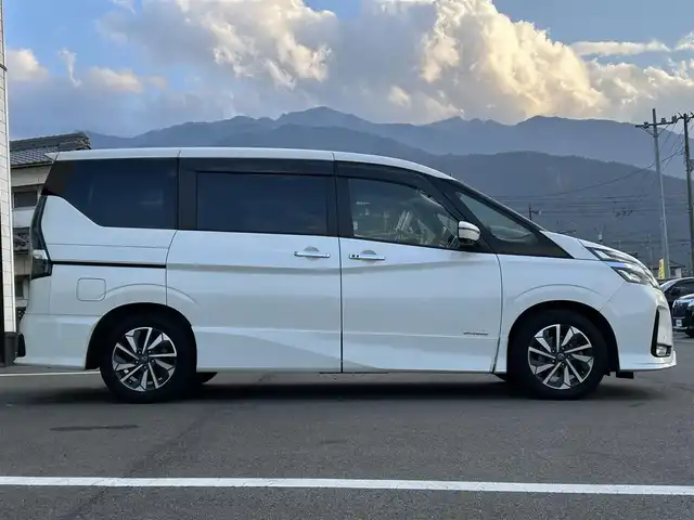 日産 セレナ ハイウェイスター V 愛媛県 2019(令1)年 10.7万km ブリリアントホワイトパール carrozzeria7型ナビ(ワンセグＴＶ/Bluetooth)/全周囲カメラ/両側電動スライド/プロパイロット/衝突被害軽減装置/車線逸脱防止装置/前後ドライブレコーダー/ブラインドスポットモニター/クリアランスソナー/パーキングアシスト/ETC2.0/電動パーキングブレーキ/LEDヘッドライト/オートライト/アイドリングストップ/現状サマー(純正AW)(195/60/R16)/DUNLOP ENASAVE RV505