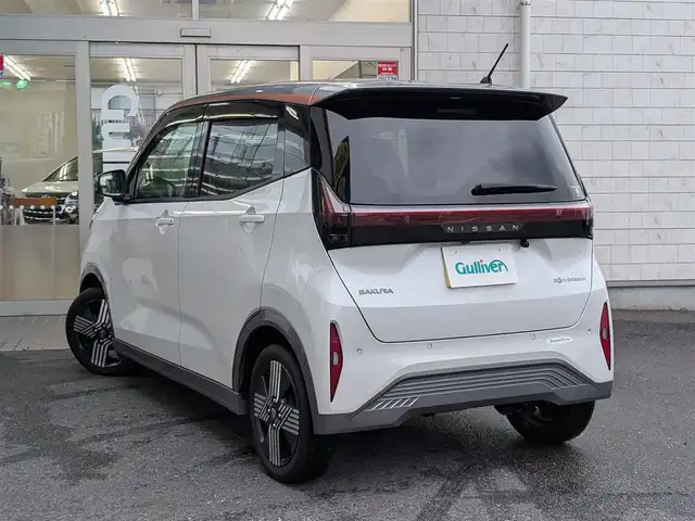 日産 サクラ G 埼玉県 2022(令4)年 1万km チタニウムグレーM/シルキーホワイト フルセグTV/Bluetoothオーディオ/ETC/ドライブレコーダー/アラウンドビューモニター/シートヒーター/ステアリングヒーター/追従機能付　クルーズコントロール/USB充電(Type-A、Type-C)/スマートキー×2/充電ケーブルあり