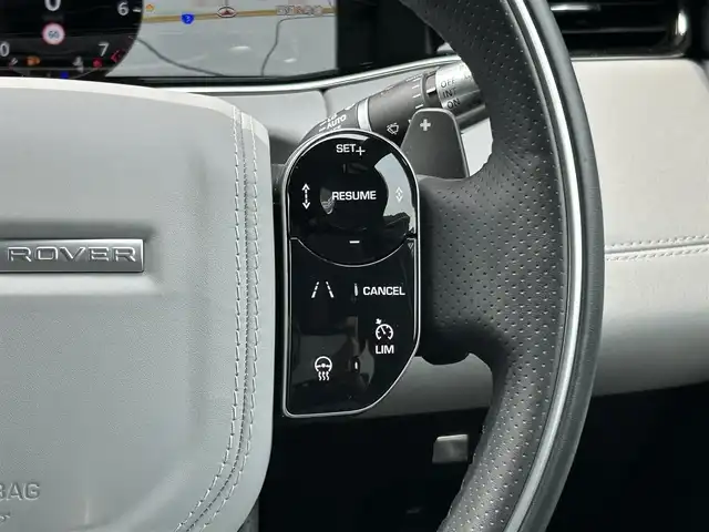 ランドローバー レンジローバーイヴォーク ファーストエディション 福岡県 2020(令2)年 3.9万km ユーロンホワイト ガラスルーフ/アダプティブクルーズコントロール/ブラインドスポットモニター/MERIDIAN/純正ナビ/Applecarplay/androidauto/フルセグTV/Bluetooth/全方位カメラ/ヘッドアップディスプレイ/グレー黒革コンビシート　/前席シートヒーター/パワーバックドア/LEDヘッドライト/デジタルインナーミラー/前後ドライブレコーダー/ETC2.0