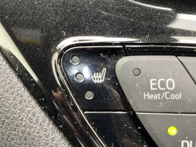 トヨタ Ｃ－ＨＲ G 愛知県 2017(平29)年 9.7万km ホワイトパールクリスタルシャイン 衝突被害軽減ブレーキ/純正9インチSD（ナビなし）/モデリスタエアロパーツ/レーダークルーズコントロール/シートヒーター/フルセグTV/CD DVD/Bluetooth/バックカメラ/コーナーセンサー/純正アルミホイール/ブラインドスポットモニター/LEDヘッドライト/オートマチックハイビーム/ドライブレコーダー/ETC/ステアリングスイッチ/スマートキー/プッシュスタート