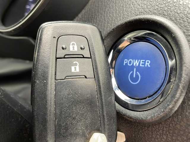 トヨタ Ｃ－ＨＲ G 愛知県 2017(平29)年 9.7万km ホワイトパールクリスタルシャイン 衝突被害軽減ブレーキ/純正9インチSD（ナビなし）/モデリスタエアロパーツ/レーダークルーズコントロール/シートヒーター/フルセグTV/CD DVD/Bluetooth/バックカメラ/コーナーセンサー/純正アルミホイール/ブラインドスポットモニター/LEDヘッドライト/オートマチックハイビーム/ドライブレコーダー/ETC/ステアリングスイッチ/スマートキー/プッシュスタート