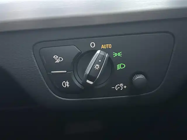 アウディ Ｑ５ 2．0TFSIクワトロ スポーツ 岡山県 2018(平30)年 5.8万km 白 MMIナビ/フルセグTV、CD、DVD、Bluettooth/AM、FM/全方位カメラ/パークアシスト/アダブティブクルーズコントロール/前席シートヒーター/前席パワーシート/運転席メモリーシート/パワーバックドア/パドルシフト/ハーフレザーシート/ビルトインETC2.0