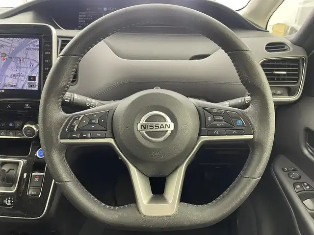 日産 セレナ e－パワー ハイウェイスター V 大阪府 2022(令4)年 5.7万km ブリリアントホワイトパール 360度セーフティサポート/　・エマージェンシーブレーキ/　・踏み間違い防止アシスト/　・車線逸脱防止支援システム/　・車線逸脱警報機能/　・後側方衝突防止支援システム/　・後側方車両検知警報/　・標識認識機能/プロパイロット/アラウンドビューモニター/両側パワースライドドア/レーダークルーズコントロール/LEDヘッドライト/ハイビームアシスト/フォグランプ/コーナーセンサー/スマートキー/ETC