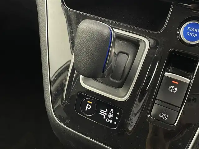 日産 セレナ e－パワー ハイウェイスター V 大阪府 2022(令4)年 5.7万km ブリリアントホワイトパール 360度セーフティサポート/　・エマージェンシーブレーキ/　・踏み間違い防止アシスト/　・車線逸脱防止支援システム/　・車線逸脱警報機能/　・後側方衝突防止支援システム/　・後側方車両検知警報/　・標識認識機能/プロパイロット/アラウンドビューモニター/両側パワースライドドア/レーダークルーズコントロール/LEDヘッドライト/ハイビームアシスト/フォグランプ/コーナーセンサー/スマートキー/ETC