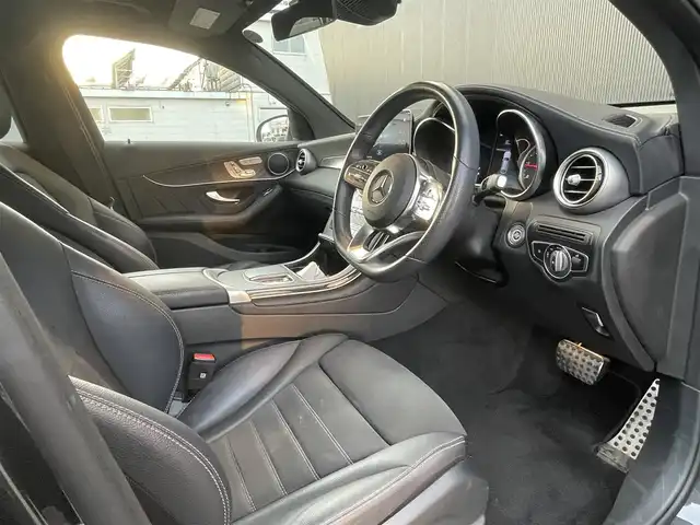メルセデス・ベンツ ＧＬＣ２２０ d 4マチック クーペ 道東・釧路十勝 2022(令4)年 2.4万km 黒 4WD/ワンオーナー/ドライビングスタンスパッケージ/・カメラ＆パーキング/・道路標識アシステム/・アクティブレーンキープアシスト/・アクティブブレーキアシスト/・アクティブクルーズコントロール/・アクティブステアリングアシスト/・オートマチックハイビームコントロールプラス/・マルチビームLED/・ブラインドスポットアシスト/エクステリアAMGライン/・フロントグリル/・フロント＆リアバンパー/・19インチAW/AMGスタイリング/・フロントスポイラー/・サイドスカート/セミアクティブエアサスペンション/純正メーカーナビ/ (FM/AM/BT/USB)/フルセグTV/バックカメラ/全方位カメラ/ETC/革巻きステアリング/ステアリングスイッチ/パドルシフト/レザーシート/パワーシート/ (運転席/助手席)/シートヒーター/ (全席)/メモリーシート/ (運転席/助手席)/プッシュスタート/スマートキー/スペアキー/オートライト/純正LEDヘッドライト/電動格納ミラー/純正フロアマット/アイドリングストップ/横滑り防止装置/取扱説明書/保証書