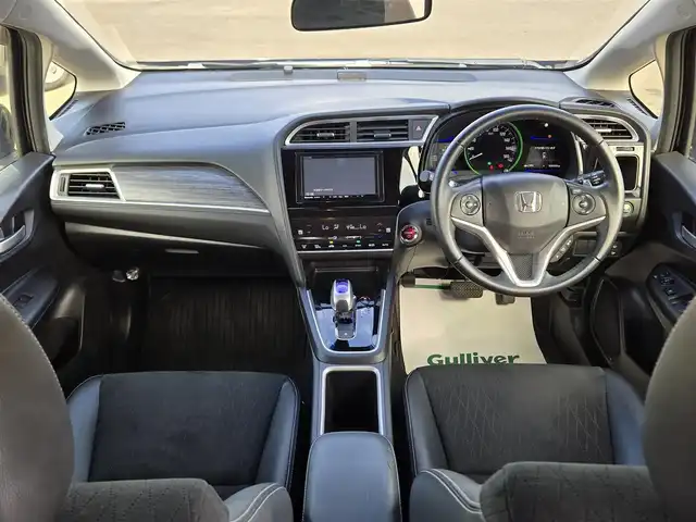 ホンダ シャトル ハイブリッド Z 鹿児島県 2015(平27)年 2.7万km ミッドナイトブルービームM 〇ストラーダナビ/〇フルセグTV/〇バックカメラ/〇ETC/〇クルーズコントロール/〇シティブレーキアクティブシステム/〇SRSエアバッグ/〇オートライト/〇LEDヘッドランプ/〇プラズマクラスター付オートエアコン/〇革巻きステアリングホイール/〇ステアリングスイッチ/〇パドルシフト/〇合皮/ファブリックコンビシート/〇シートヒーター/〇純正16インチアルミホイール/〇シルバールーフレール/〇スマートエントリー/スタートシステム/〇禁煙車