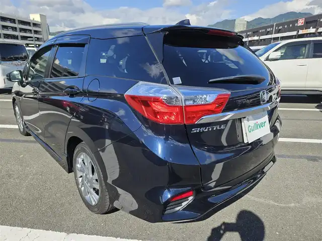 ホンダ シャトル ハイブリッド Z 鹿児島県 2015(平27)年 2.7万km ミッドナイトブルービームM 〇ストラーダナビ/〇フルセグTV/〇バックカメラ/〇ETC/〇クルーズコントロール/〇シティブレーキアクティブシステム/〇SRSエアバッグ/〇オートライト/〇LEDヘッドランプ/〇プラズマクラスター付オートエアコン/〇革巻きステアリングホイール/〇ステアリングスイッチ/〇パドルシフト/〇合皮/ファブリックコンビシート/〇シートヒーター/〇純正16インチアルミホイール/〇シルバールーフレール/〇スマートエントリー/スタートシステム/〇禁煙車