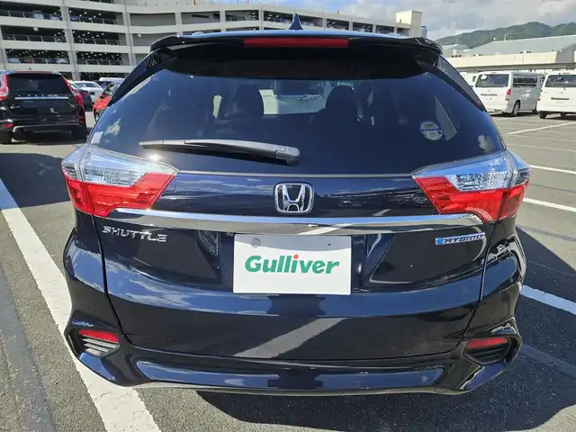 ホンダ シャトル ハイブリッド Z 鹿児島県 2015(平27)年 2.7万km ミッドナイトブルービームM 〇ストラーダナビ/〇フルセグTV/〇バックカメラ/〇ETC/〇クルーズコントロール/〇シティブレーキアクティブシステム/〇SRSエアバッグ/〇オートライト/〇LEDヘッドランプ/〇プラズマクラスター付オートエアコン/〇革巻きステアリングホイール/〇ステアリングスイッチ/〇パドルシフト/〇合皮/ファブリックコンビシート/〇シートヒーター/〇純正16インチアルミホイール/〇シルバールーフレール/〇スマートエントリー/スタートシステム/〇禁煙車