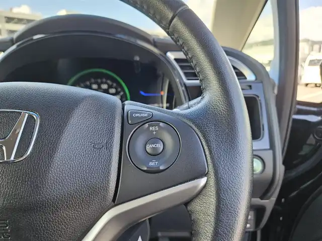 ホンダ シャトル ハイブリッド Z 鹿児島県 2015(平27)年 2.7万km ミッドナイトブルービームM 〇ストラーダナビ/〇フルセグTV/〇バックカメラ/〇ETC/〇クルーズコントロール/〇シティブレーキアクティブシステム/〇SRSエアバッグ/〇オートライト/〇LEDヘッドランプ/〇プラズマクラスター付オートエアコン/〇革巻きステアリングホイール/〇ステアリングスイッチ/〇パドルシフト/〇合皮/ファブリックコンビシート/〇シートヒーター/〇純正16インチアルミホイール/〇シルバールーフレール/〇スマートエントリー/スタートシステム/〇禁煙車