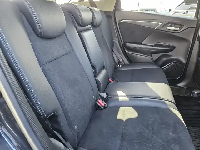 ホンダ シャトル ハイブリッド Z 鹿児島県 2015(平27)年 2.7万km ミッドナイトブルービームM 〇ストラーダナビ/〇フルセグTV/〇バックカメラ/〇ETC/〇クルーズコントロール/〇シティブレーキアクティブシステム/〇SRSエアバッグ/〇オートライト/〇LEDヘッドランプ/〇プラズマクラスター付オートエアコン/〇革巻きステアリングホイール/〇ステアリングスイッチ/〇パドルシフト/〇合皮/ファブリックコンビシート/〇シートヒーター/〇純正16インチアルミホイール/〇シルバールーフレール/〇スマートエントリー/スタートシステム/〇禁煙車