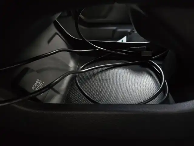 ホンダ シャトル ハイブリッド Z 鹿児島県 2015(平27)年 2.7万km ミッドナイトブルービームM 〇ストラーダナビ/〇フルセグTV/〇バックカメラ/〇ETC/〇クルーズコントロール/〇シティブレーキアクティブシステム/〇SRSエアバッグ/〇オートライト/〇LEDヘッドランプ/〇プラズマクラスター付オートエアコン/〇革巻きステアリングホイール/〇ステアリングスイッチ/〇パドルシフト/〇合皮/ファブリックコンビシート/〇シートヒーター/〇純正16インチアルミホイール/〇シルバールーフレール/〇スマートエントリー/スタートシステム/〇禁煙車