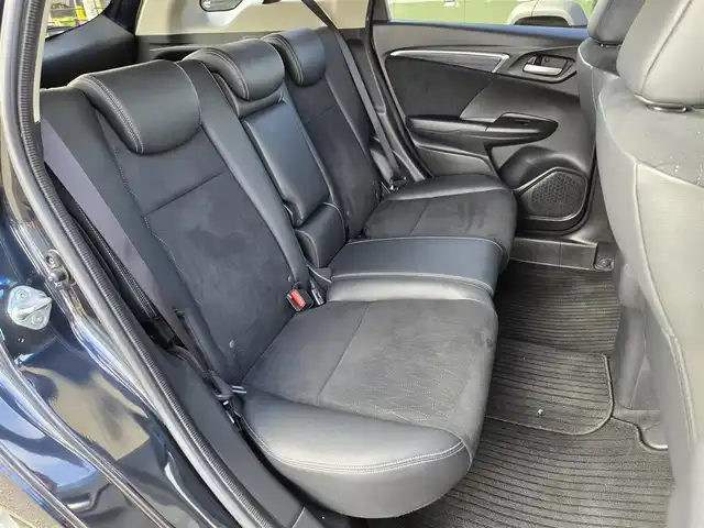 ホンダ シャトル ハイブリッド Z 鹿児島県 2015(平27)年 2.7万km ミッドナイトブルービームM 〇ストラーダナビ/〇フルセグTV/〇バックカメラ/〇ETC/〇クルーズコントロール/〇シティブレーキアクティブシステム/〇SRSエアバッグ/〇オートライト/〇LEDヘッドランプ/〇プラズマクラスター付オートエアコン/〇革巻きステアリングホイール/〇ステアリングスイッチ/〇パドルシフト/〇合皮/ファブリックコンビシート/〇シートヒーター/〇純正16インチアルミホイール/〇シルバールーフレール/〇スマートエントリー/スタートシステム/〇禁煙車