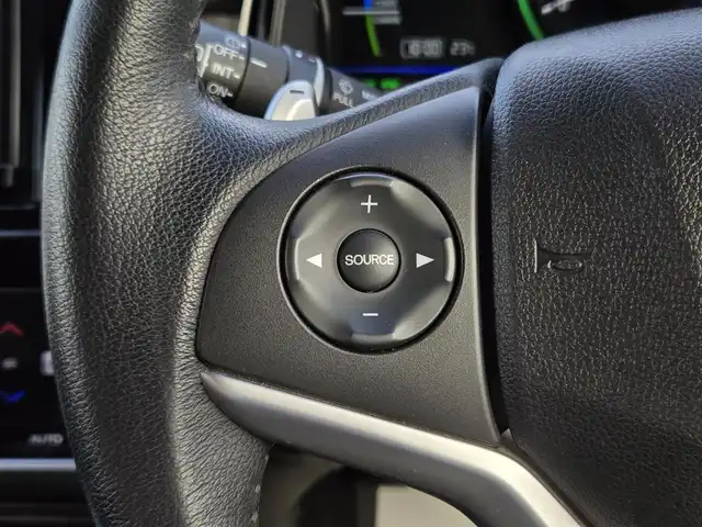 ホンダ シャトル ハイブリッド Z 鹿児島県 2015(平27)年 2.7万km ミッドナイトブルービームM 〇ストラーダナビ/〇フルセグTV/〇バックカメラ/〇ETC/〇クルーズコントロール/〇シティブレーキアクティブシステム/〇SRSエアバッグ/〇オートライト/〇LEDヘッドランプ/〇プラズマクラスター付オートエアコン/〇革巻きステアリングホイール/〇ステアリングスイッチ/〇パドルシフト/〇合皮/ファブリックコンビシート/〇シートヒーター/〇純正16インチアルミホイール/〇シルバールーフレール/〇スマートエントリー/スタートシステム/〇禁煙車