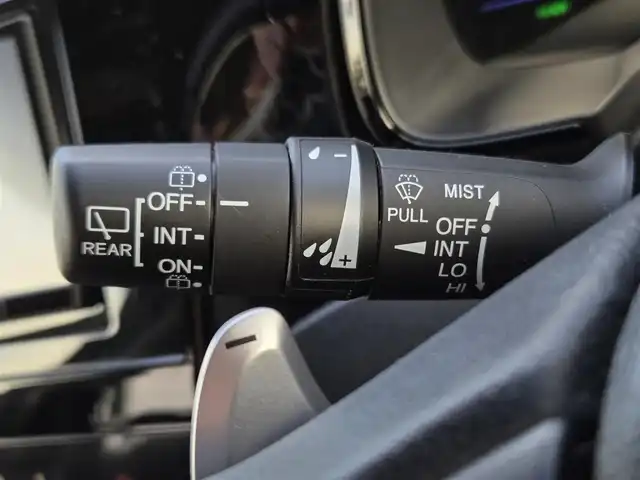 ホンダ シャトル ハイブリッド Z 鹿児島県 2015(平27)年 2.7万km ミッドナイトブルービームM 〇ストラーダナビ/〇フルセグTV/〇バックカメラ/〇ETC/〇クルーズコントロール/〇シティブレーキアクティブシステム/〇SRSエアバッグ/〇オートライト/〇LEDヘッドランプ/〇プラズマクラスター付オートエアコン/〇革巻きステアリングホイール/〇ステアリングスイッチ/〇パドルシフト/〇合皮/ファブリックコンビシート/〇シートヒーター/〇純正16インチアルミホイール/〇シルバールーフレール/〇スマートエントリー/スタートシステム/〇禁煙車