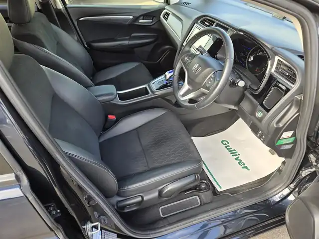 ホンダ シャトル ハイブリッド Z 鹿児島県 2015(平27)年 2.7万km ミッドナイトブルービームM 〇ストラーダナビ/〇フルセグTV/〇バックカメラ/〇ETC/〇クルーズコントロール/〇シティブレーキアクティブシステム/〇SRSエアバッグ/〇オートライト/〇LEDヘッドランプ/〇プラズマクラスター付オートエアコン/〇革巻きステアリングホイール/〇ステアリングスイッチ/〇パドルシフト/〇合皮/ファブリックコンビシート/〇シートヒーター/〇純正16インチアルミホイール/〇シルバールーフレール/〇スマートエントリー/スタートシステム/〇禁煙車