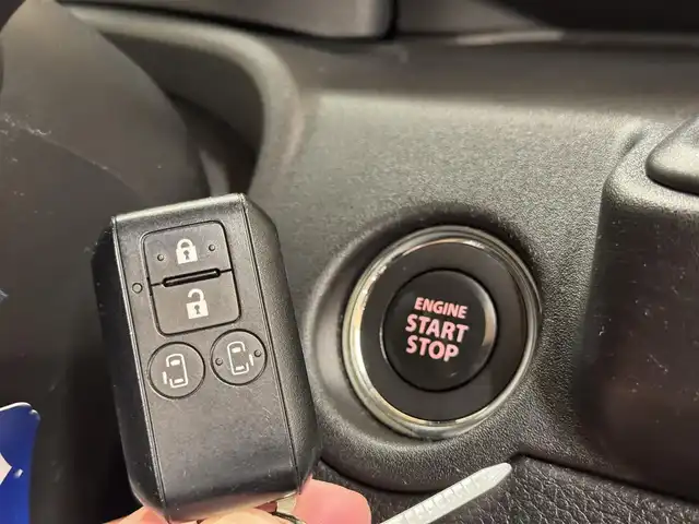 スズキ ソリオ HV SZ 群馬県 2023(令5)年 5.5万km メロウディープレッドパール スズキセーフティサポート/・デュアルカメラブレーキサポート/・誤発進抑制機能/・後退時ブレーキサポート/・車線逸脱警報機能/・車線逸脱抑制機能/・ふらつき警報機能/・標識認識機能/・先行車発進お知らせ機能/純正10インチナビ/・フルセグTV/・BT/DVD/CD/SD/・FM/AM/全方位モニター/ビルトインETC/両側パワースライドドア/ヘッドアップディスプレイ/革巻きステアリング/ステアリングスイッチ/パドルシフト/前席シートヒーター/スマートキー/プッシュスタート/LEDヘッドライト/フォグランプ/オートライト/オートマチックハイビーム/リヤサーキュレーター/純正15インチAW/純正フロアマット/純正ドアバイザー/電動格納ウィンカーミラー/横滑り防止機能