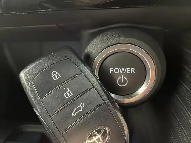 トヨタ ハリアー ハイブリッド Z 道央・札幌 2024(令6)年 3.4万km プラチナホワイトパールマイカ ・４WD/・寒冷地仕様/・12.3インチディスプレイオーディオ/　BT/フルセグ/USB/AppleCarPlay/・JBLサウンド/・ワイヤレス充電/・バックカメラ/・パワーバックドア/・デジタルインナーミラー/・レーダークルーズコントロール/・プリクラッシュセーフティ/・横滑り防止装置/・前後コーナーセンサー/・レーンキープアシスト/・BSM/・RCTA/・オートライト/・オートマチックハイビーム/・LEDヘッドライト/・運転席パワーシート/・ハーフレザーシート/・MTモード付AT/・スマートキー/・プッシュスタート/・純正フロアマット/・純正AW19インチ/・フロントフォグランプ/・ドアバイザー/・純正AW17インチ冬タイヤ積込