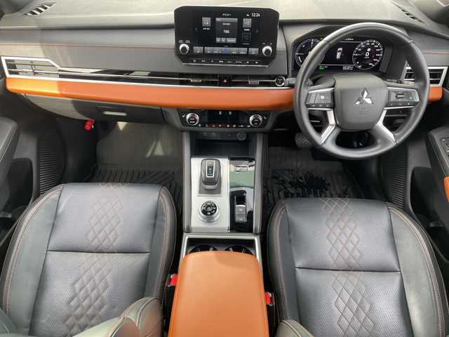 三菱 アウトランダー ＰＨＥＶ P 神奈川県 2022(令4)年 5.3万km ブラックダイヤモンド プラグインハイブリッド/4WD/SDナビ/（AM/FM/TV/USB/iPod/Bluetooth/CarPlay/AndroidAuto）/マルチアラウンドモニター（移動物検知機能付）/BOSEプレミアムサウンドシステム（9スピーカー）/ETC/e-Assist/衝突被害軽減ブレーキ（FCM）/踏み間違い衝突防止アシスト（EAPM）/車線逸脱警報（LDW）＆逸脱防止支援（LDP）/ふらつき警報（DAA）/前方衝突予測警報（PFCW）/MI-PILOT（レーダークルコン）/標識認識システム（TSR）/後側方衝突被害防止支援システム（ABSA）/後側方車両検知警報（レーンチェンジアシスト機能付）（BSW/LCA）/後退時車両検知警報（RCTA）/パーキングセンサー/ヒルディセントコントロール/セミアニリン本革シート（ブラック×サドルタン）/シートヒーター（D/N/2nd左右）/メモリーパワーシート（D/N）/HUD/パワーバックドア/左右＆後席独立オートエアコン/100V AC電源（1500W）/V2H用 DC電源（10kW）/アダプティブLEDヘッドライト（ALH）/ワイヤレス充電器/20AW