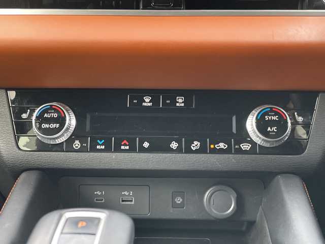 三菱 アウトランダー ＰＨＥＶ P 神奈川県 2022(令4)年 5.3万km ブラックダイヤモンド プラグインハイブリッド/4WD/SDナビ/（AM/FM/TV/USB/iPod/Bluetooth/CarPlay/AndroidAuto）/マルチアラウンドモニター（移動物検知機能付）/BOSEプレミアムサウンドシステム（9スピーカー）/ETC/e-Assist/衝突被害軽減ブレーキ（FCM）/踏み間違い衝突防止アシスト（EAPM）/車線逸脱警報（LDW）＆逸脱防止支援（LDP）/ふらつき警報（DAA）/前方衝突予測警報（PFCW）/MI-PILOT（レーダークルコン）/標識認識システム（TSR）/後側方衝突被害防止支援システム（ABSA）/後側方車両検知警報（レーンチェンジアシスト機能付）（BSW/LCA）/後退時車両検知警報（RCTA）/パーキングセンサー/ヒルディセントコントロール/セミアニリン本革シート（ブラック×サドルタン）/シートヒーター（D/N/2nd左右）/メモリーパワーシート（D/N）/HUD/パワーバックドア/左右＆後席独立オートエアコン/100V AC電源（1500W）/V2H用 DC電源（10kW）/アダプティブLEDヘッドライト（ALH）/ワイヤレス充電器/20AW